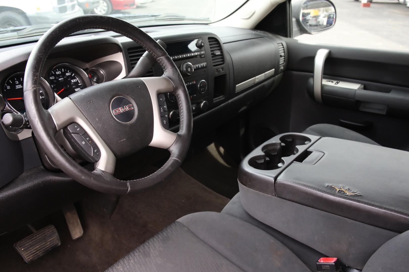 2009 GRAY GMC SIERRA 1500 SLE1 Ext. Cab Long Box 2WD (1GTEC29JX9Z) with an 5.3L V8 OHV 16V engine, 6-SPEED AUTOMATIC transmission, located at 420 E. Kingsbury St., Seguin, TX, 78155, (830) 401-0495, 29.581060, -97.961647 - Photo#7